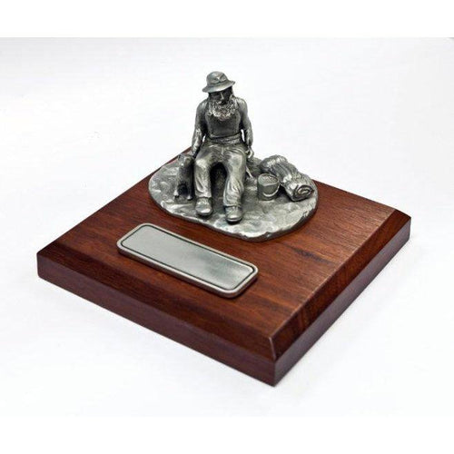 S024 Swaggie Sitting On Stump - Figurines With Jarrah Base-Buckingham Pewter